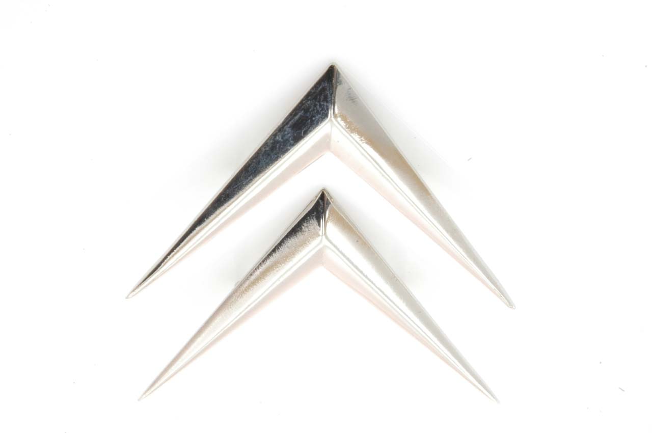 Chevrons zilver.
