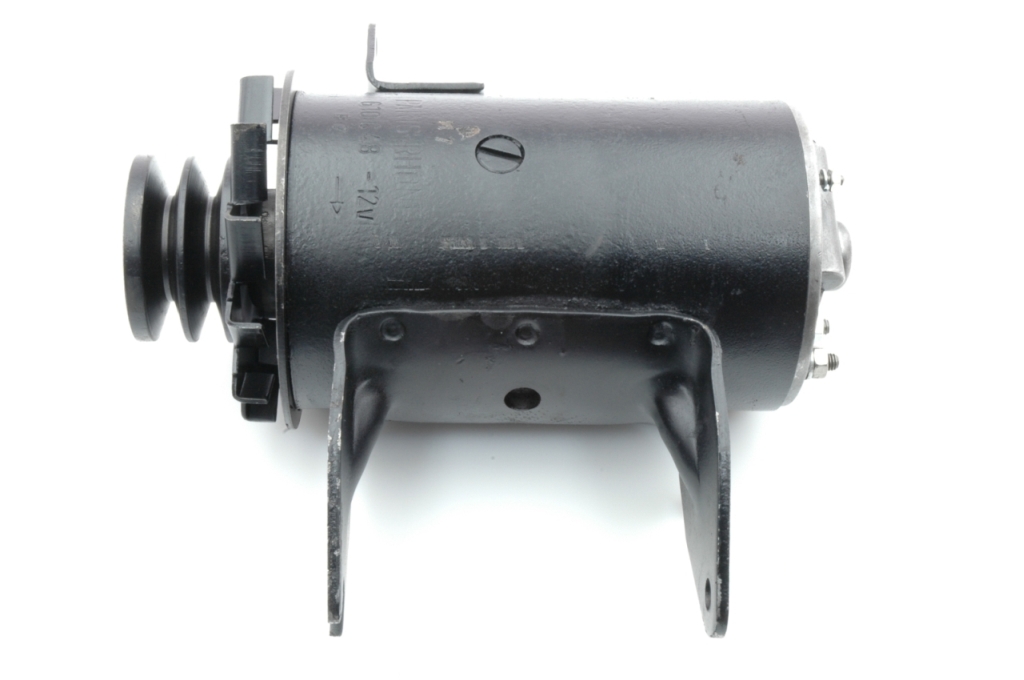 Dynamo: gelijkstroom, 12V. R